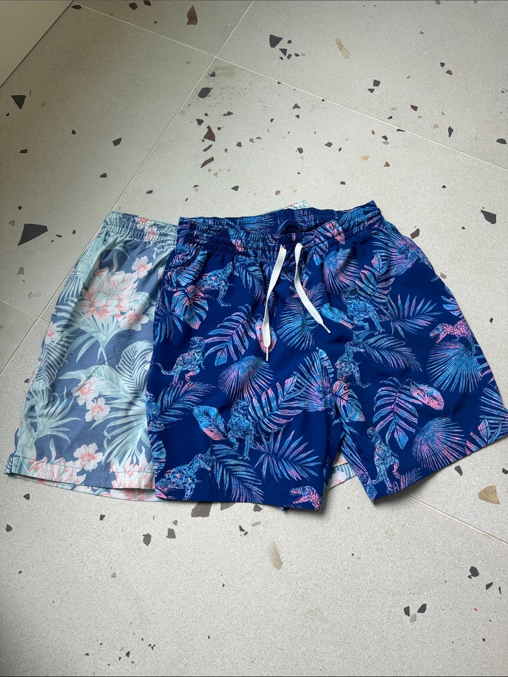 Lot of 2 - chubbies men swim trunks size medium 7inch inseam